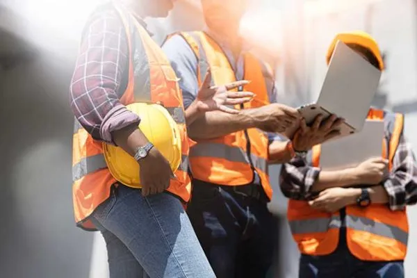 A team of people with fast access to inventory data on a handheld device